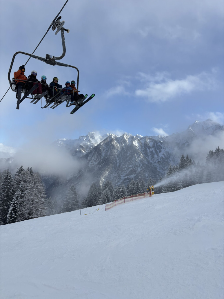 ein zur Ausnahme gut gefüllter Gulmasessel