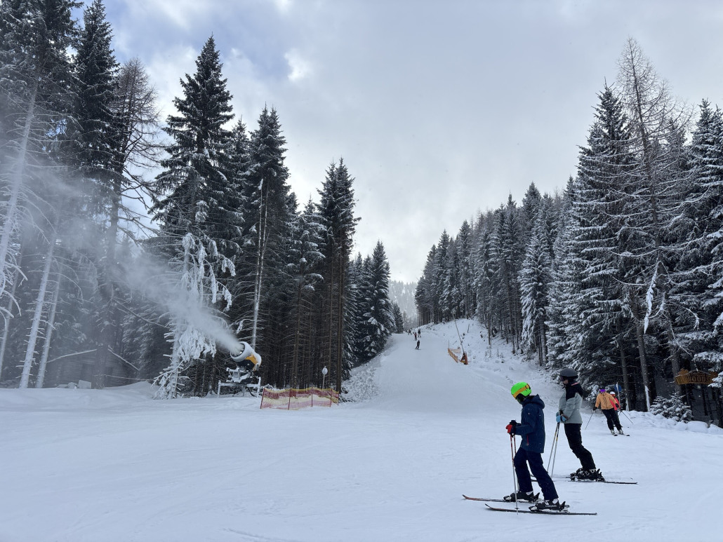 An einigen Stellen wird beschneit. Aber nicht überall. Es gibt schlichtweg nicht genug Wasser bzw. Speicher hier oben.