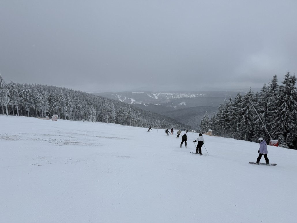 Dann wird der Hang breiter, aber die Piste hat nur 1/2 der normalen Abmessungen