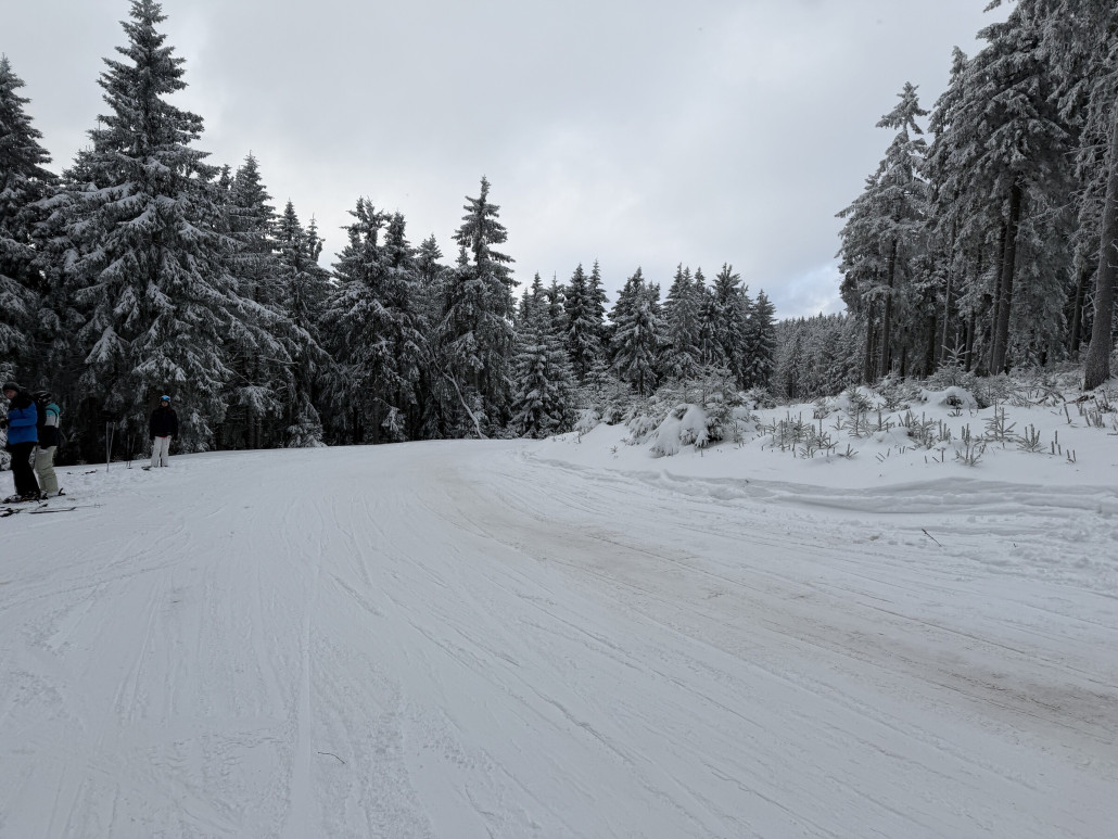 ...und ein Stück weiter etwas dunkler Schnee, könnte man ggf. woanders Schnee heranfahren ehe sich das ausweitet