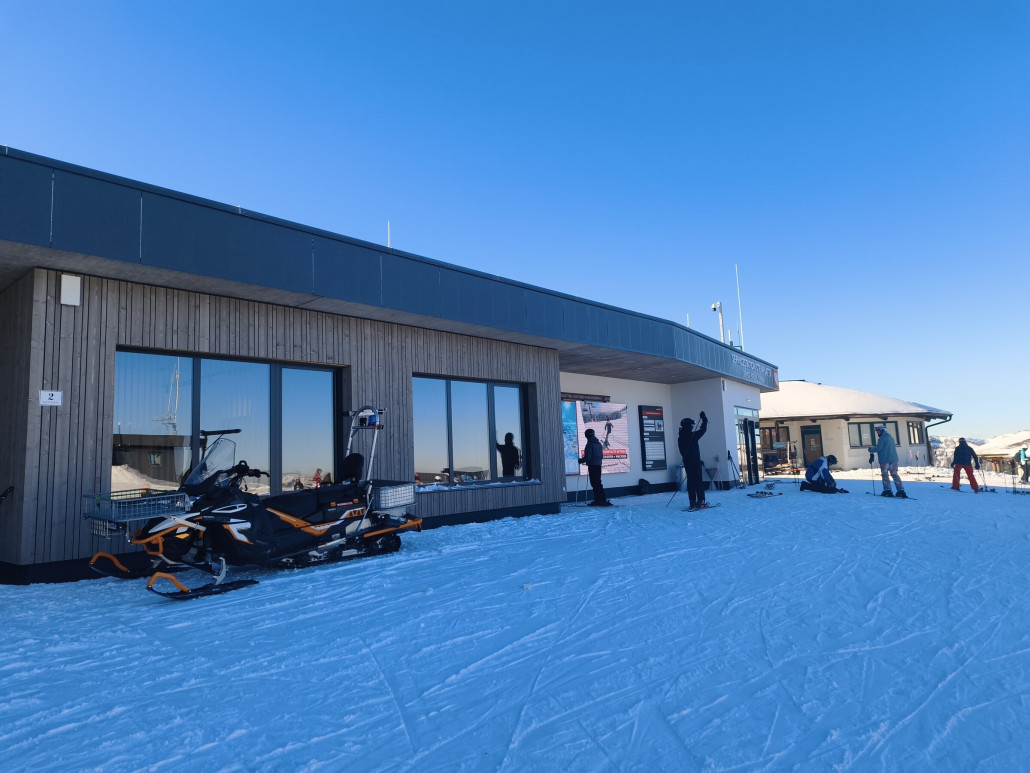 Nicht nur die Bäreckbahn wurde erneuert, weitere 2 Mio € wurden ins neue Servicezentrum und Bergrettungshaus investiert. Absolut beeindruckend die Investition auf der Steinplatte.