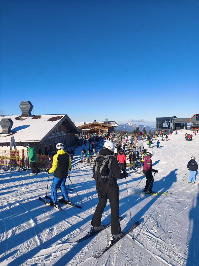 10:30 Uhr innen kein Platz mehr in der Hütte.