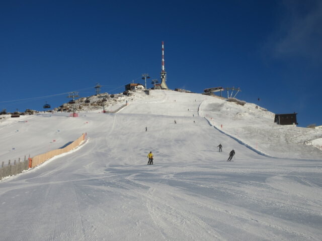 Brunellenfeldpiste, links darüber die 6-CLD-B Brunelle, rechts im Hintergrund die Bergstation der 10-MGD Raintal (1.965 m)