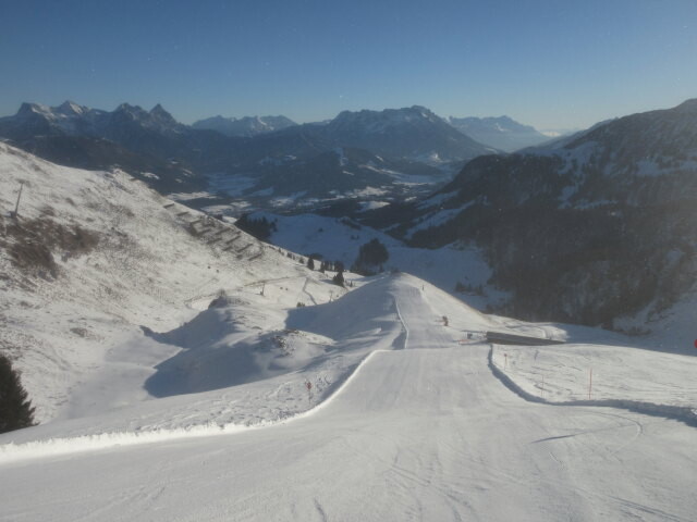 Raintalpiste, links im Hintergrund die 10-MGD Raintal