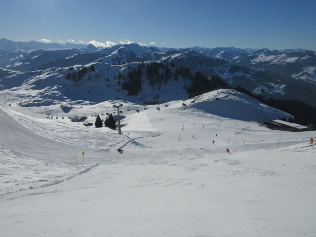 Brunellenpiste, darüber der 2-CLF Alpenhaus, rechts im Hintergrund die Talstation des 6-CLD-B Brunelle (1.581 m)