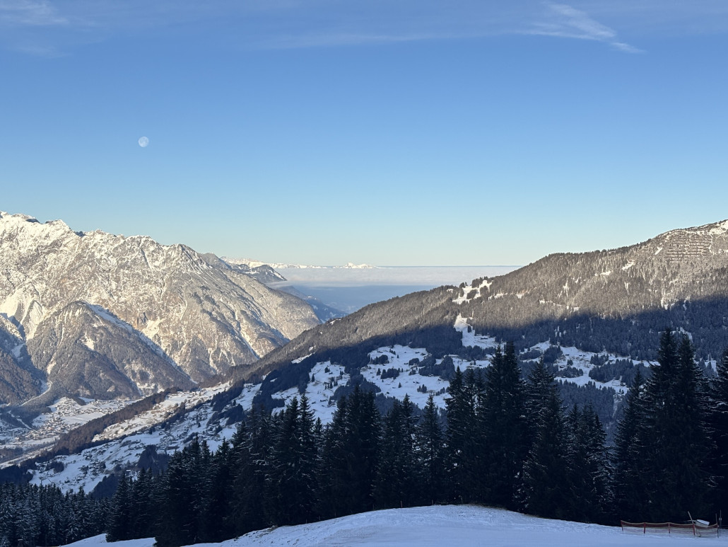 Und der Mond steht noch über der Schweiz ;-)
