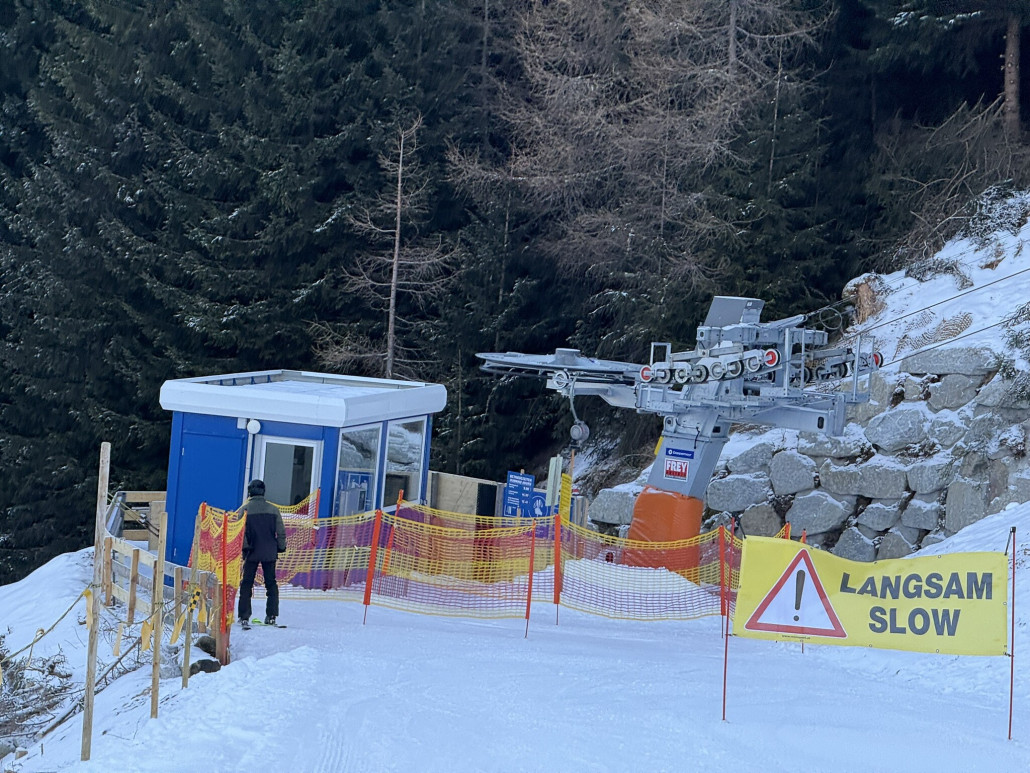 Der Hölltallift hat eine neue Talstation bekommen. Die Station wurde in diesem Sommer etwa 80m bergwärts verschoben, um die Gefahrenstelle mit der Rodelbahn zu entschärfen.