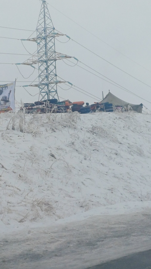 An der Strasse zum Skigebiet hat es einige solvher Reifen Miet Center