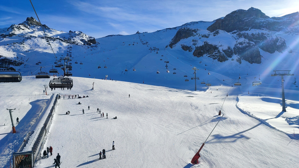 Die Rote rechts um den Felsen Rum war teilweise menschenleer. Die Blaue mittlere umso voller. Es wird nachts weiterhin viel beschneit, teilweise auch tagsüber.