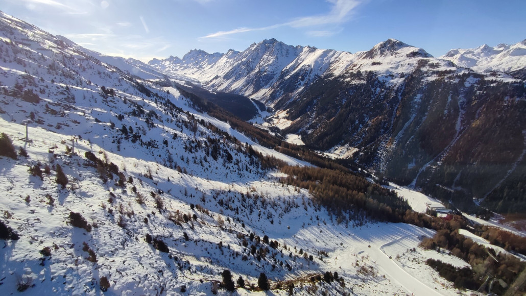 Betonschneepisten. Richtung Mittelstationen wird nachts beschneit und es gibt 2026er Pulverschnee