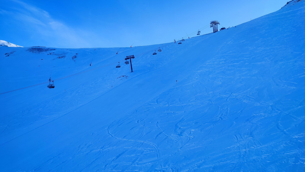 Bester Schnee am Palinkopf. Die Schneelage der mittleren Schwarzen ist aber Recht dünn und es ist steinig. Der Gratziehweg ist ein Schotterweg:D