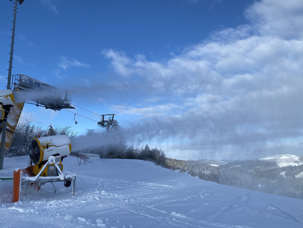 Landallift noch ohne Bügel aber laufender Beschneiung
