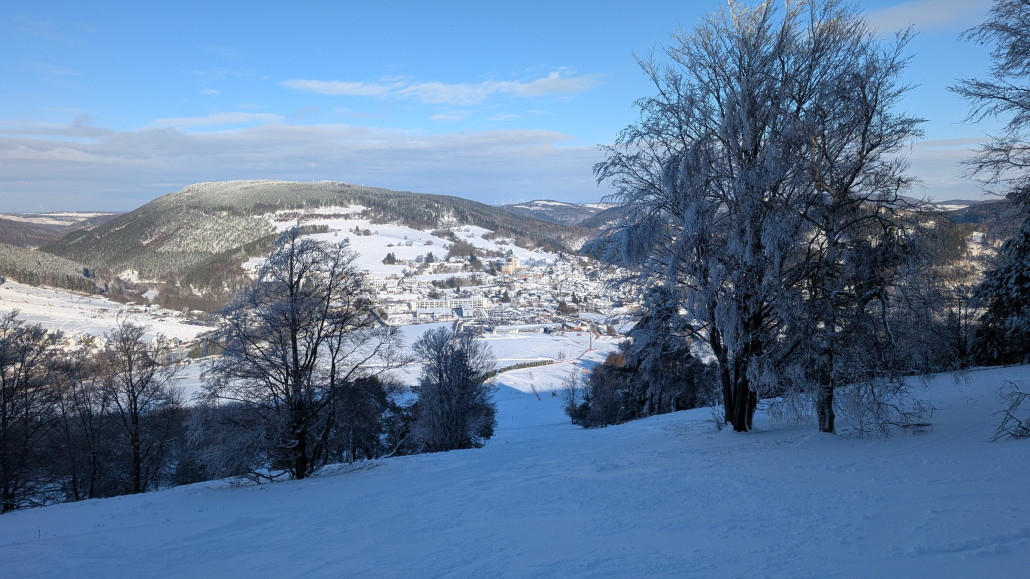 Unbeschneite Heideabfahrten zurecht geschlossen, wenn auch problemlos befahrbar, wenn man mit Sauerländer Tiefschnee klarkommt.