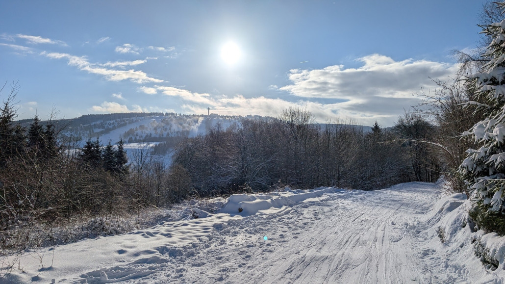 Dank Kälte selbst in der Sonne flotter Schnee und ohne Anschieben zum Sonnenhang zurück