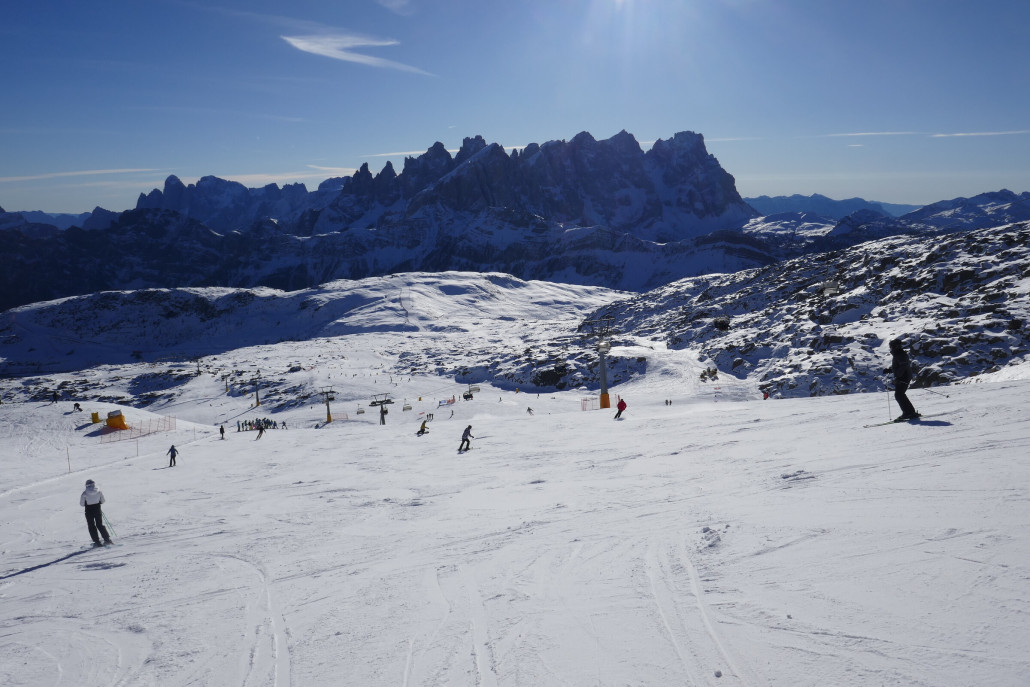 Rückseite Col Magherita mit flachem Plateau, das von der KSB Lago Cavia – Col Magherita erschlossen wird.