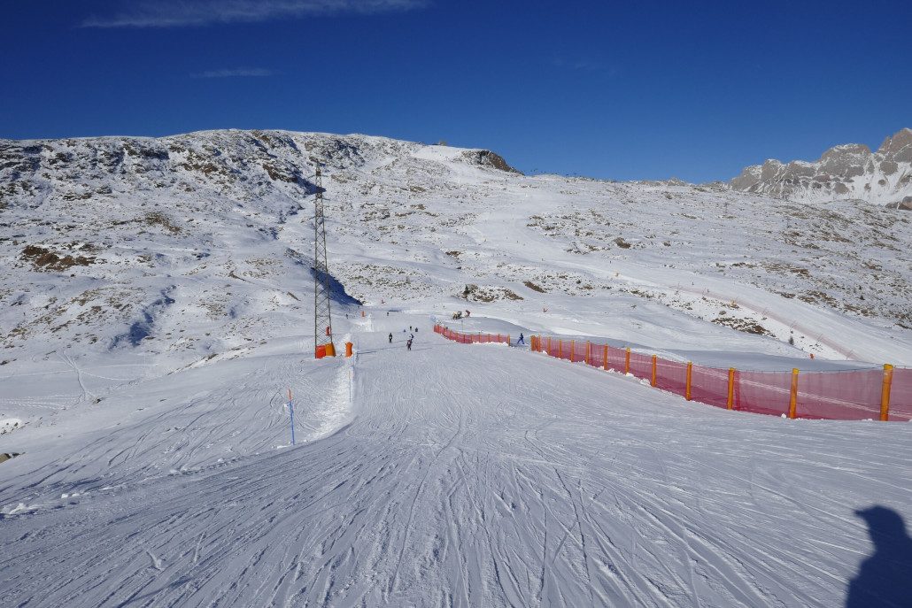 Flache Verbindung zur Lago Cavia 4KSB. Darüber oben rechts der Col Margherita mit der PB Bergstation.