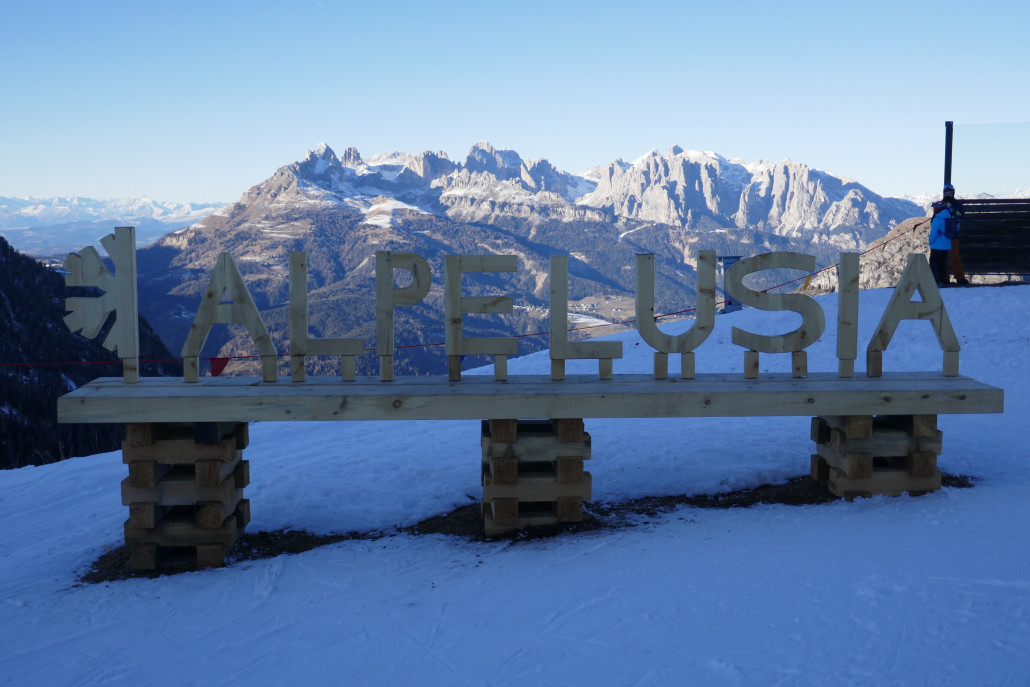 Tolles Panorama an der Alpe Lusia mit Rosengarten im Hintergrund. Leider ist es schon schattig an meinem Standort. <br />Hinten links liegt Carezza im Sattel bzw. am Pass. Rechts der Mitte liegt das Skigebiet Catinaccio im Fassatal.