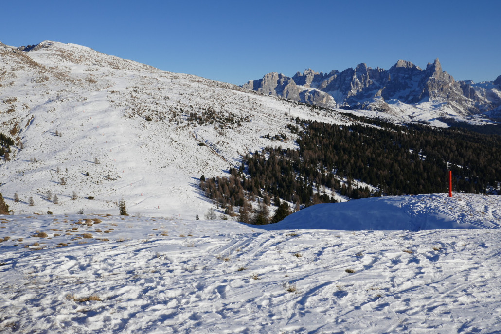 Wieder oben. Blick auf die andere Seite zur 4KSB Laste. Die linke Piste war noch nicht final präpariert. Rechts hinter der Bahn verläuft die andere Piste.