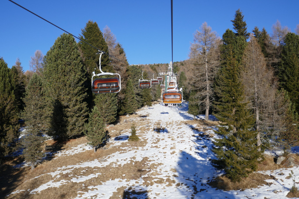 Lange 4KSB Laste. Alle drei 4KSB hier im Gebiet sind ähnlicher Bauart, müssen also etwa zur gleichen Zeit gebaut worden sein.