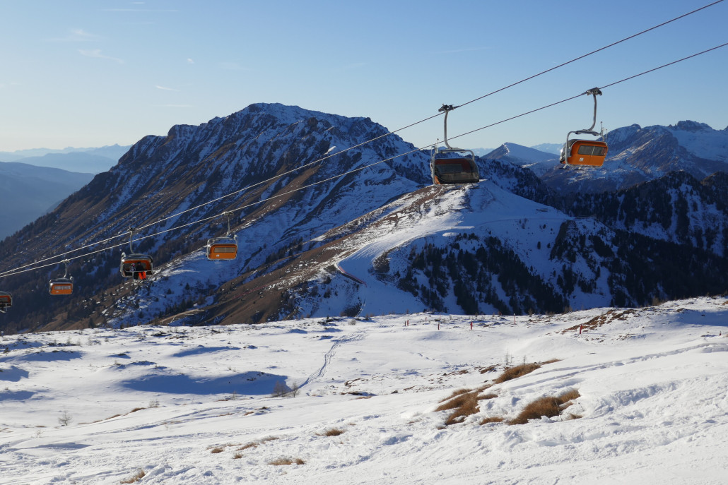 4KSB Laste. Dahinter die 4KSB Cune mitsamt Piste.