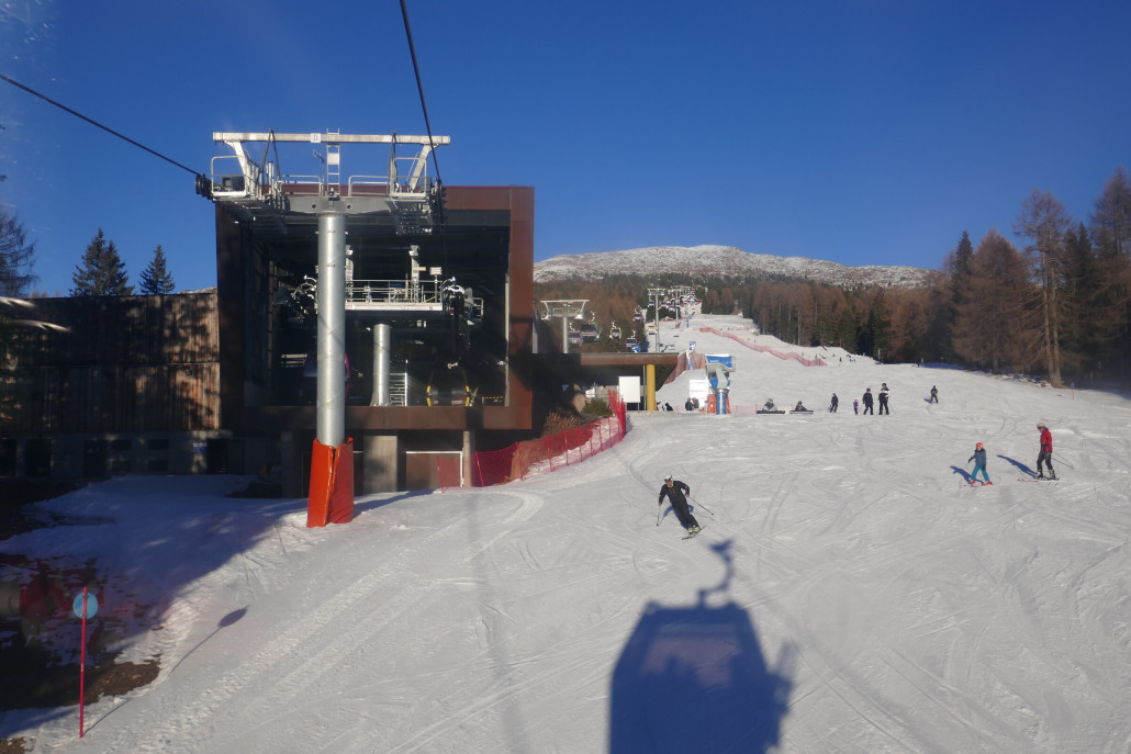 Dann ging es runter bis Bellamonte an das südliche Ende des Skigebiets. Hier gibt es nur langweilige planierte flache Pisten, die mit einer EUB mit Mittelstation erschlossen sind, und ganz in osteuropäische Hand sind.