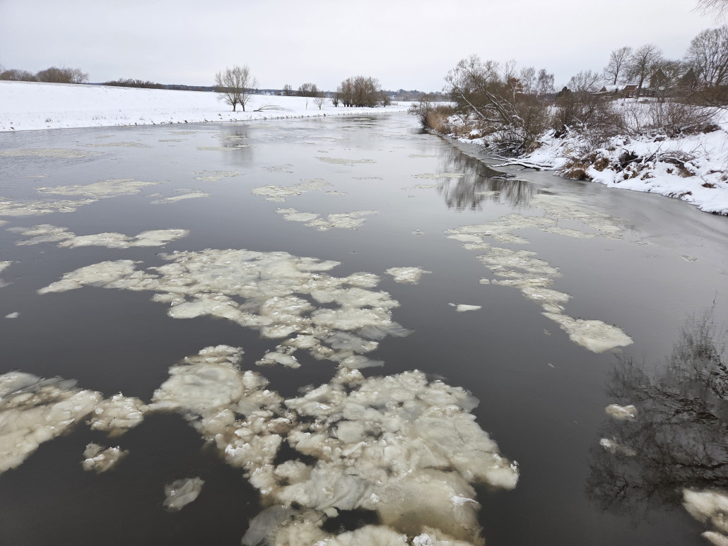 Eis und Schnee als Schollen in der Sude