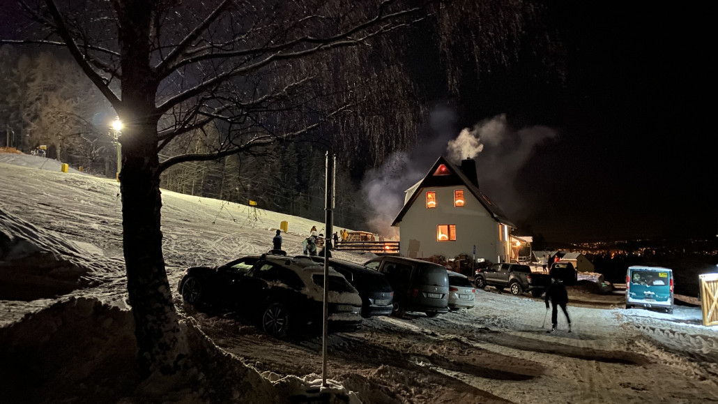 Talstation. Die unteren 2/3 des Skihangs haben ca. 25% Neigung, das obere 1/3 ca. 15%