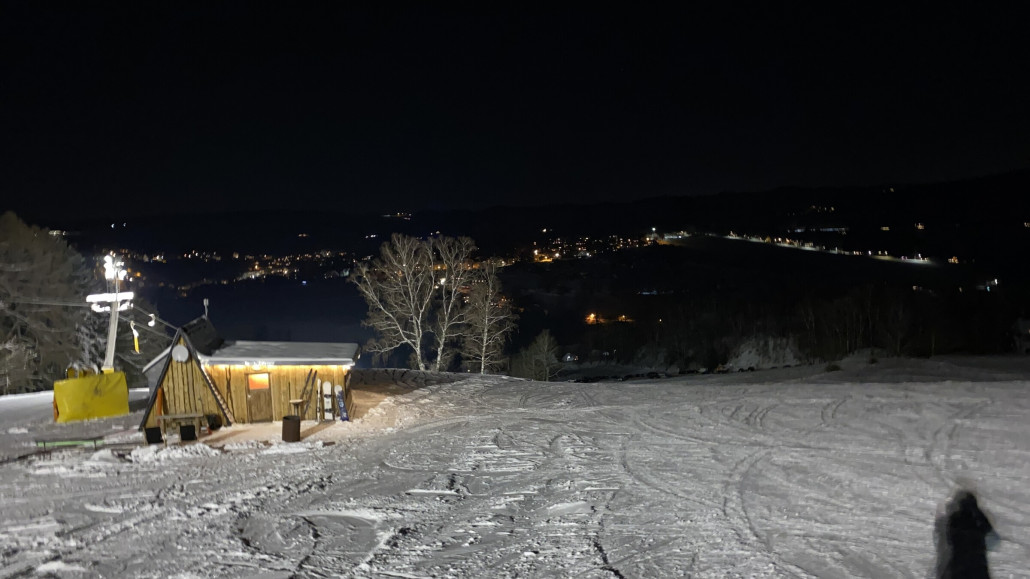 Es gibt aber auch eine Piste links des Lifts (v. unten gesehen)