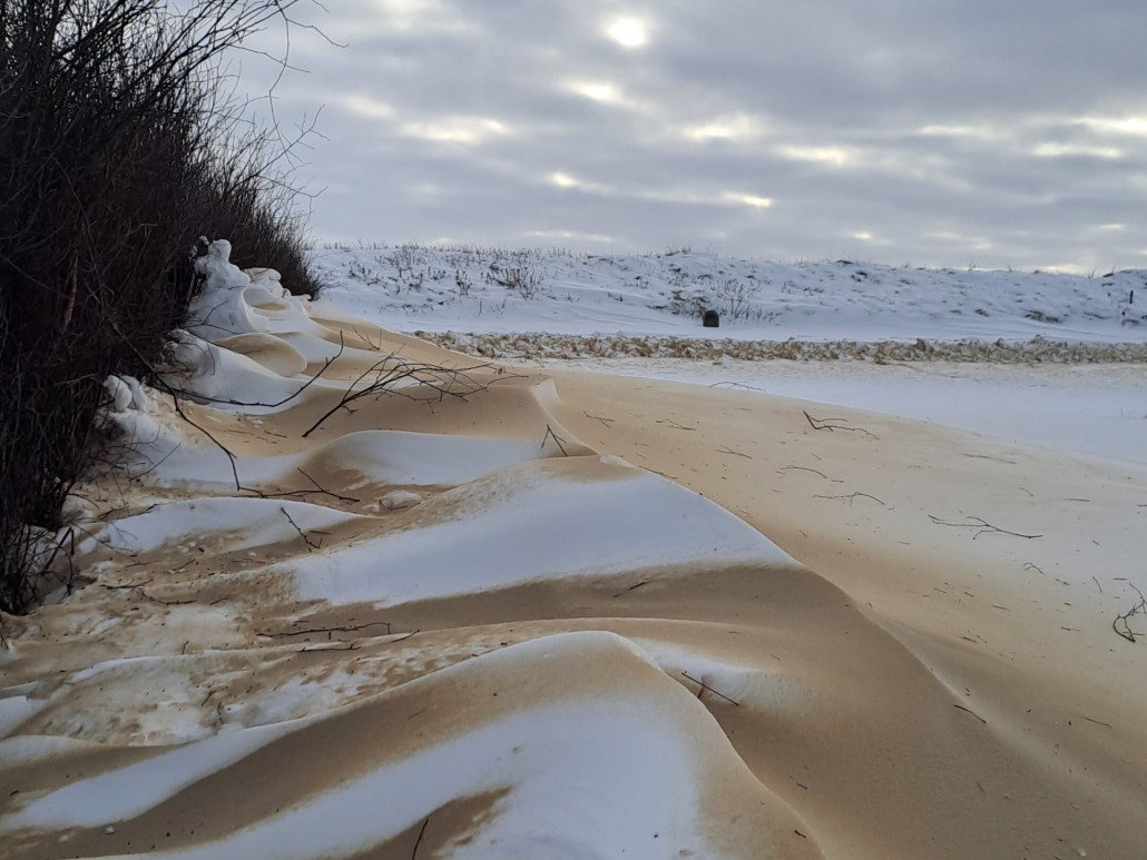 Die Sandfangzäune taugen auch für Schnee.