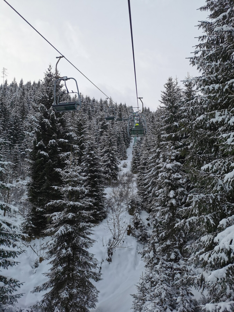 3. Tja, ist das nicht romantisch? Gemütlich entlang der eingeschneiten Waldtrasse schweben. Die Mädls verpassen etwas. ;)