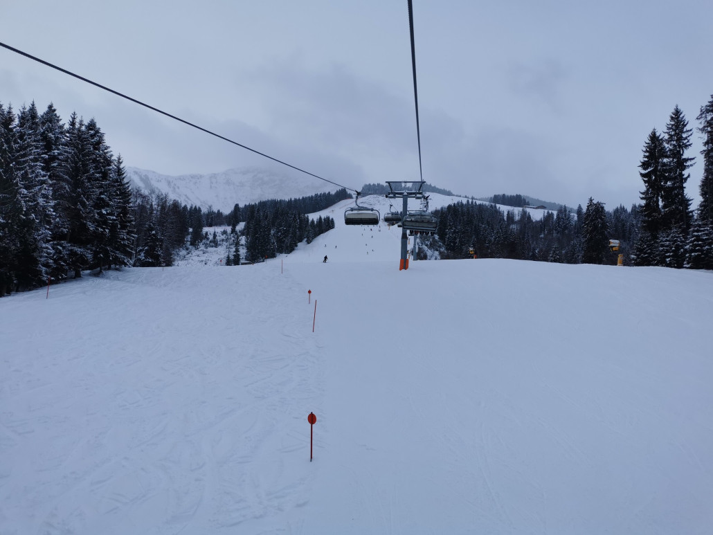 1. Bereits im Eichenhof 6er. Hier in der Früh schon gut was los. Auf der Piste links ist sogar ein Landescup Skirennen.
