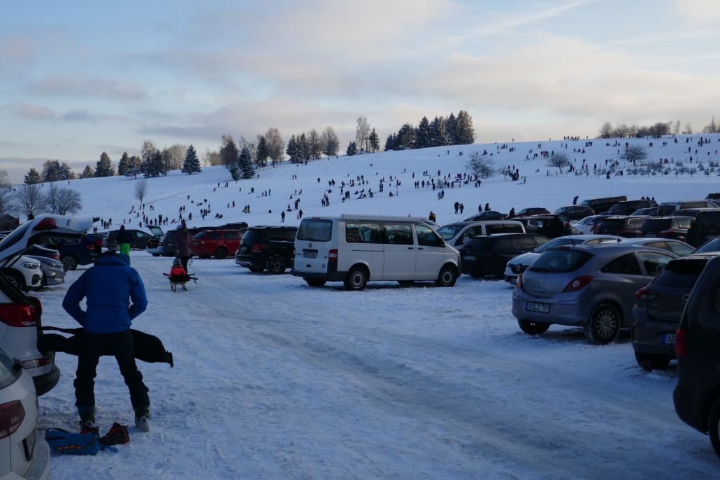 Rodelhang. Dahinter die Engländer Lifte