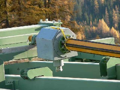 Die Grosse Gelbe welle dient zur Kraftübertragung für Beschleuniger und Förderer. Das Winkelgetriebe ist darauf verschiebbar da es mit dem Spannwagen der Umlenkscheibe mitfahren muss.