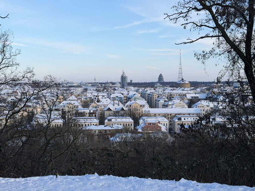 Blick vom Fockeberg auf die Stadt in weiß