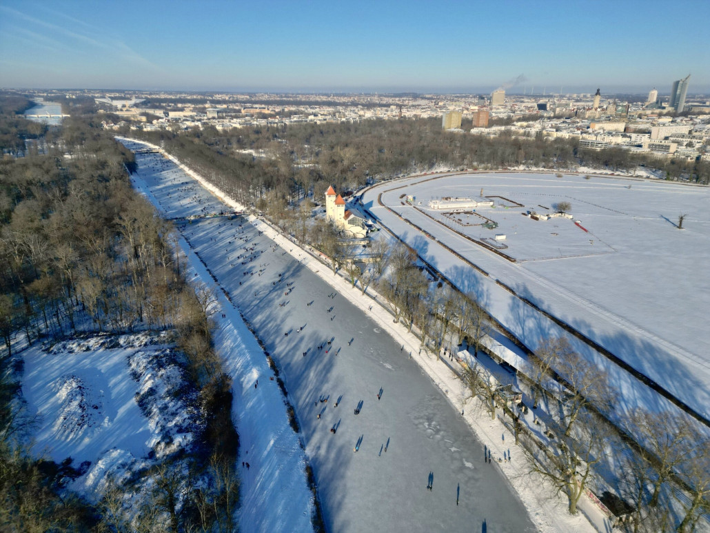 Gut besuchte Eisbahn im Elsterflutbett...