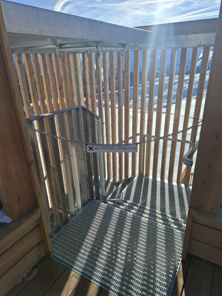 in einen Turm ist eine Stiege im anderen kommt glaube ich eine Rutsche hinein