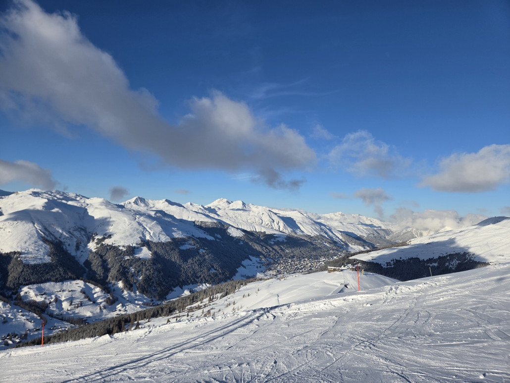 Endlich hat Davos wieder mal ein Winterkleid bekommen. Blick vom Juonli Richtung Hubel.