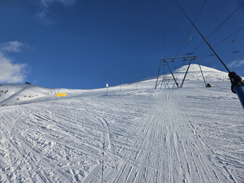 Aufgrund des unsicheren Wetters fanden nur wenige Leute den Weg hierhoch. Nachdem das Skirennen auf der Rennpiste war, hatte man den Berg praktisch für sich.