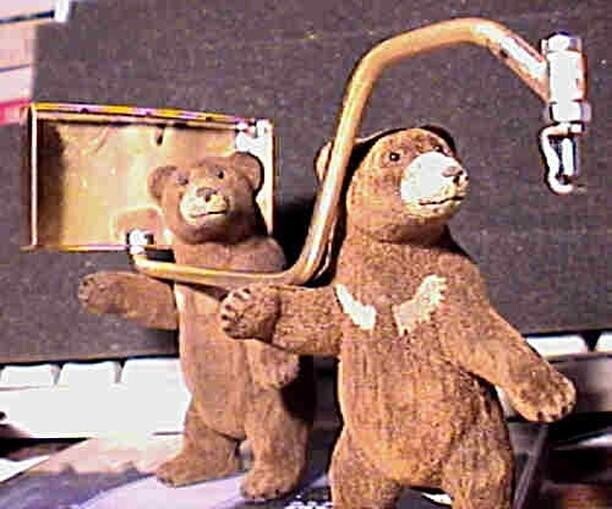 Das ist der typische Petzbär, seine fleißigen Helferlein, ein Helferbär lebt seit ein paar Jahren auch schon in meiner Werkstatt.