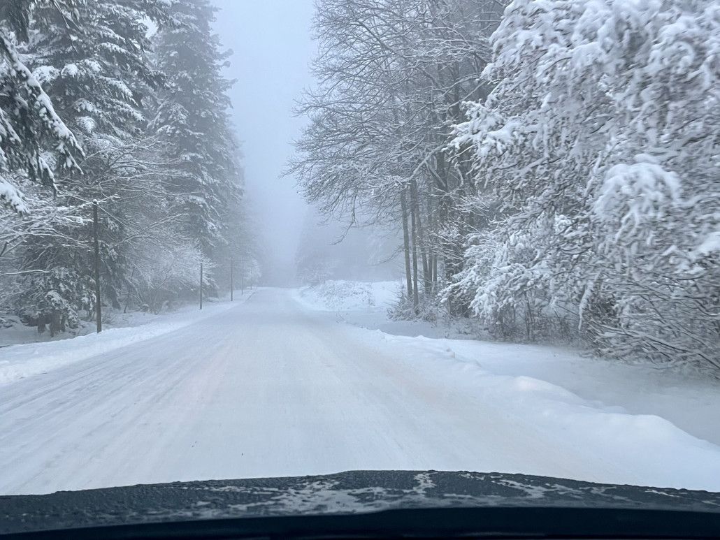 Schneebedeckte Auffahrt zum Markstein