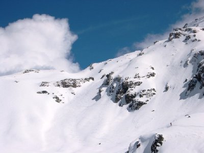 Wir sind die Rinne in Bildmitte herunter gekommen und sind dann nach rechts gequert um nicht bergauf schieben zu müssen zur DSB