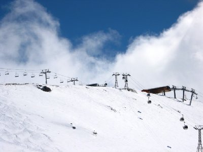 Seilbahnknotenpunkt Roche de Mio: Von links: 4 SB Inversens, 6 EUB Roche de Mio, 6 KSB Carella