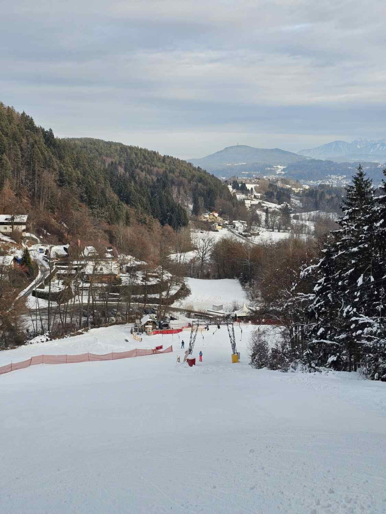 Traumpanorama in See-Nähe. Im Hintergrund ist u.a. der Pyramidenkogel samt Aussichtsturm zu erkennen.