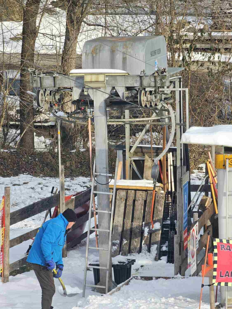 Motivierte Liftler präparieren auch untertags frisch den Einstieg. Daumen hoch!