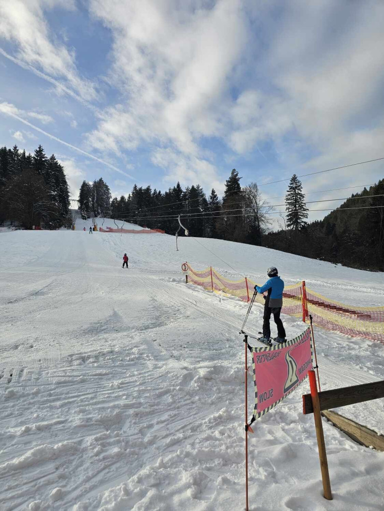 Erneute Auffahrt. Vor der ersten Stütze kreuzt die Piste den Lift und wechselt die Seiten. Rechts neben dem Schlepper ist noch die Trasse des kürzeren Vorgängers zu erahnen.