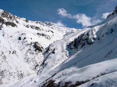 Da die &amp;quot;Crozats bas&amp;quot; gesperrt war sind wir off-piste recht weit rechts von der Talstation Inversens nach Les Bauches gefahren (und sind den Spuren vorne auf dem Photo gefolgt). Man sieht hier die Abfahrt vom Chalet de Bellecôte nach Les Bauches,