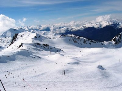 Obere Hälfte der 6 EUB Roche de Mio hinter dem Crete de Bourtes. Unten die Abzweigung der Pisten &amp;quot;Inversens&amp;quot; (hinten) und &amp;quot;Clapet&amp;quot; (vorne), beides breite, schöne Boulevards