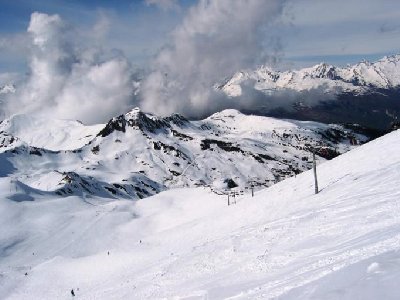 4 SB Inversens (1987, Poma), gesehen von den genialen Variantenmöglichkeiten unterhalb des Liftes. Links unten, die Piste &amp;quot;Clapet&amp;quot;