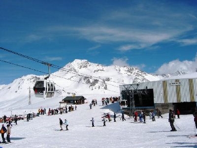 Bergstation der 6 EUB Roche de Mio (1975/2003, Poma) auf dem Roche de Mio. Hier muss man umsteigen. An der nächsten Mittelstation am Col de Chiaupe kann man durchfahren, das Förderseil läuft auch durch und wird mittels schrägen Rollen nur umgelenkt. Hinte