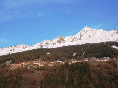 Aiguille Grive, 2732 m. und Vallandry im Abendlicht. In Vallandry sind in den letzten Jahren etliche schöne Unterkünfte entstanden = überhaupt nicht der klassische frz. Stil